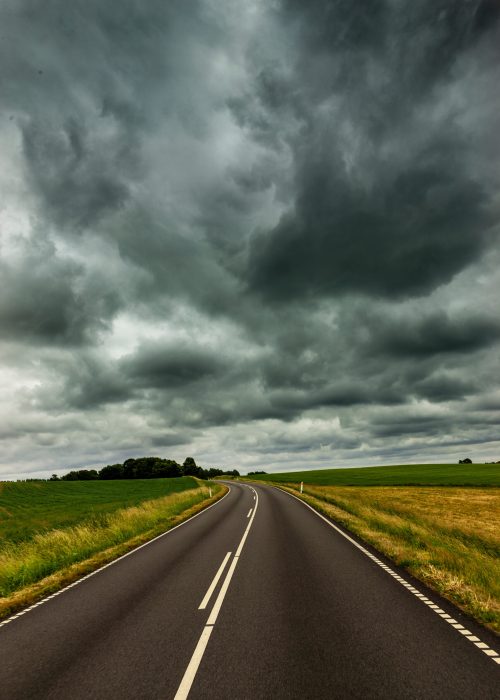 Straße bei Bewölktem Himmel